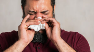 Mudanças bruscas de temperatura, umidade elevada e proliferação de fungos e ácaros favorecem doenças respiratórias em crianças, idosos e pessoas com comorbidades. (Foto: Freepik)